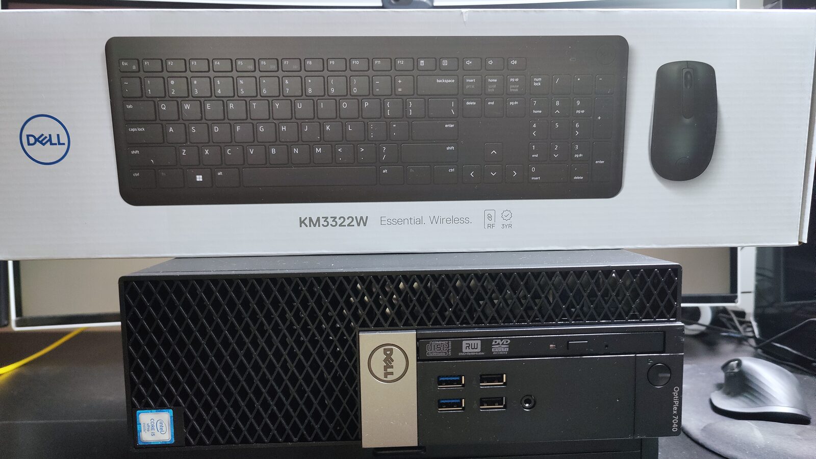 Dell OptiPlex 7040 with the Dell KM3322W keyboard and mouse set